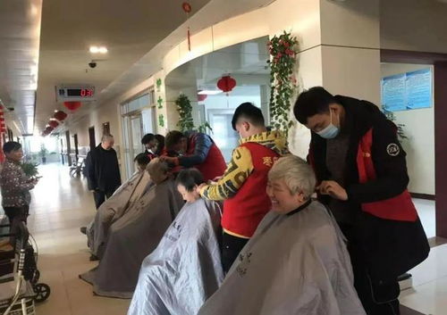 棗莊美容美發(fā)協(xié)會(huì)走進(jìn)誠德骨科醫(yī)院為老人免費(fèi)理發(fā)